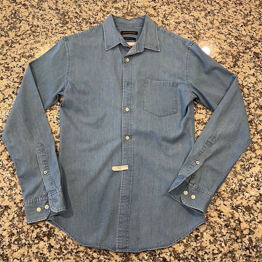 BANANA REPUBLIC Men’s Denim Button Down Shirt - Size Medium - Grant Fit